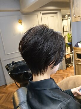 トランク(Trunk) 黒髪ハンサムショート。