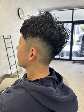 バーバーサンクチュアリ(Barber Sanctuary) 緩めウェーブｘフェード