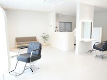 えがお美容室 奈良店の雰囲気（店内は白を基調にした落ちついた雰囲気でゆったりと過ごせます♪）
