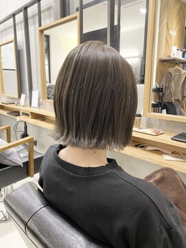 ソッカ(socca) 外ハネ切りっぱなしボブ