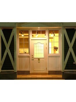 隠れ家的であたたかな雰囲気に癒される。こだわりのプライベート空間でゆったりとしたリラックスタイムを。