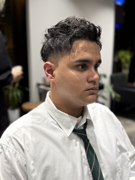 スキンフェード/アップバングショート