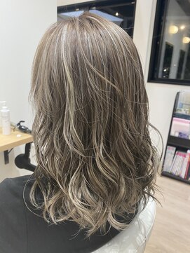 チェレ ロッソ 金剛店(Chere rosso) ヌーディベージュ×ハイライト×デザインカラー