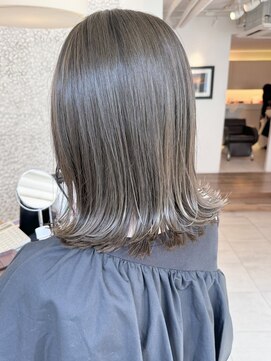 ビーチ(BEACH) くすみ系カラーオリーブアッシュベージュ外はねミディ