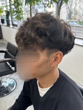 フイ 新宿3丁目(Hui) フェザーパーマ/グレーブルーカラー/刈り上げショートパンク