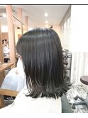 クールに決まる、ブルーブラックのウェットボブ