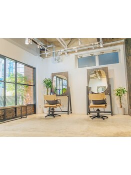 自然光が入るお洒落な店内、まるでお家に遊びにきたような…そんな心やすらぐプライベート空間が魅力♪