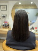 広がるパサついた髪をまとまる様に施術