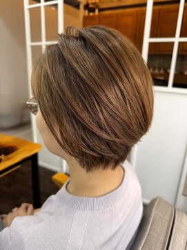 カシー(Casii) 50代にオススメな上品に見えるシルエットボブ