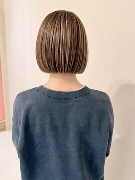 ヒビヲ 天神警固(HIBIO) ショートボブ切りっぱなしボブタッセルボブブリーチダブルカラー