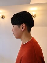 シーンバイラッド ヘルム(SCENE by RAD helm)&nbsp;清潔感あふれるセンターパートツーブロックメンズカット艶感