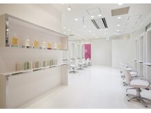 タヤ イオン新百合ヶ丘店(TAYA)の雰囲気（白で統一された、清潔感のある明るい店内です。）