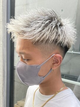 イーラ(era) ホワイトカラー短髪ショートジェットモヒカン刈り上げ