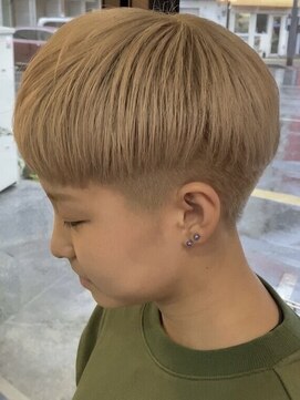 アオゾラヘアー フジサキグウ(AOZORA HAIR FUJISAKIGU) 刈り上げ 2ブロック ハイトーン 個性派女子スタイル ブリーチ