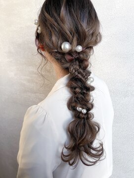 ゆるふわの編みおろしはパールの髪飾りとの相性抜群♪