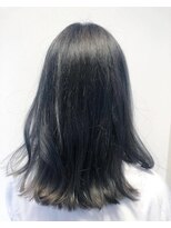 モラ 神楽坂(Mora)&nbsp;透け感のある寒色系カラー、アッシュブラックロングstyle