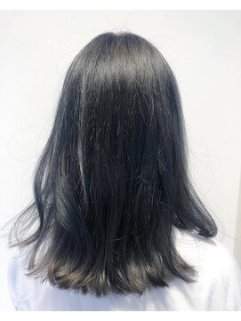 モラ 神楽坂(Mora) 透け感のある寒色系カラー、アッシュブラックロングstyle