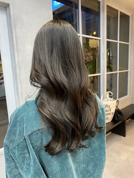 ジーナ 十条(Zina) 透明感グレージュ