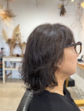 エシレ(esille.) くせ毛を活かしたミディアムスタイル