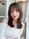 ひし形シルエットのレイヤースタイル透明感あるブラウンベージュ
