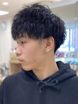 シャルムバイケンジ(Charm.by KENJE)&nbsp;メンズパーマ波巻きツイストスパイラル刈り上げセンターパート