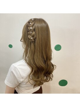 ヘアーアンドメイクアップモパ 編みこみアレンジ