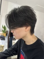 イリ 梅田(ili) 毛流れセンターパート/フェザーショート