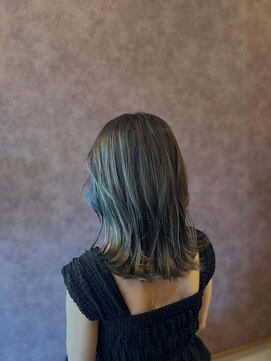 オンザベース(on the BASE) ミディアムレイヤー/オリーブグレージュ/ハイライト/透明感