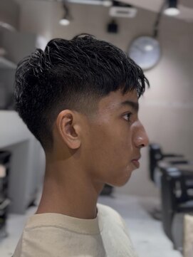 フランクスバーバーザスタンド(Frank’s barber the stand) 刈り上げセンターパート/波巻きツイストスパイラル/飯田橋