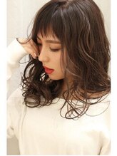 オシャレを楽しむOLさんにオススメ☆オフィスでも浮かない透明感カラーやナチュラルハイライト