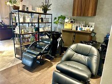 ヨーク(YOHC)の雰囲気（【店内写真２】シャンプースペース。右側はヘッドスパ専用です）