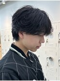 トレンドのセンターパート×フェザーパーマ