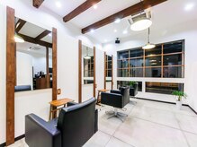 ヘアー ルシェルシェ(hair recherche)の雰囲気（シンプルでフラットな、居心地の良い店内。）