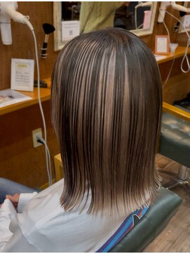 切りっぱなしミディアムブリーチカラーアンブレラカラー