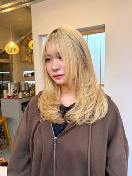 毛先を重めに仕上げたたっぷりレイヤー