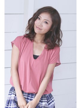 キキ(kiki) 大人かわいいミディアムウェーブのスタイル