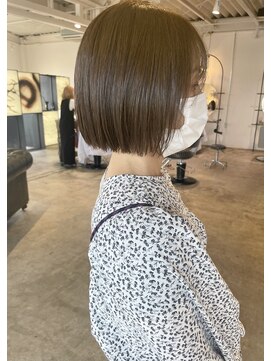 ジジ フルアヘッド(Gigi fullahead) 切りっぱなしボブ×オリーブベージュ