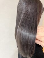 キニ(KINI)&nbsp;髪質改善　艶髪ストレートスタイル　グレーな艶感