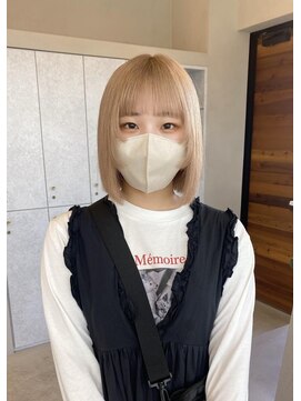 アム(am) グレージュ切りっぱなしボブ前髪ありミニボブミルクティベージュ