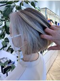 顔まわりに集中した白髪はフェイスフレーミングハイライトに