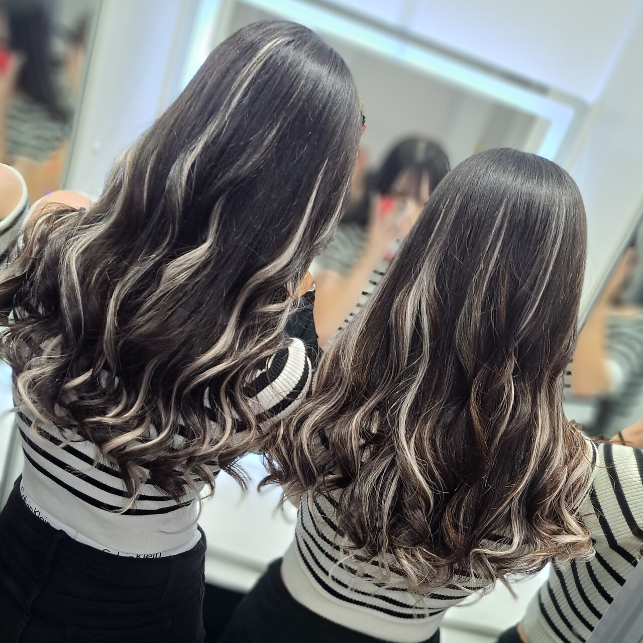 黒髪に合わせてシールエクステを使ってロングヘアに