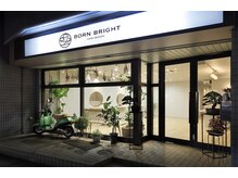 ボーンブライト(born bright)の雰囲気（外から見た店内！縦長のお店なので奥に広くてゆったりできますよ）