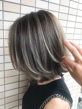 アン(un.) コントラストハイライト×外はねボブ