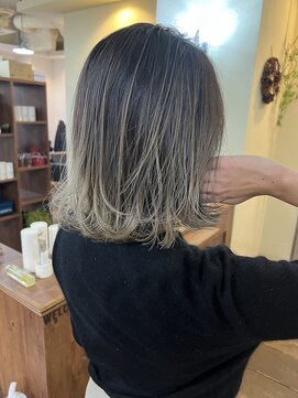 ウル(Ulu) 大人の魅力溢れるバレイヤージュデザイン