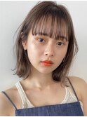 顔周りレイヤーカットくびれヘアミルクティーベージュ