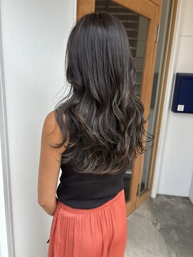 エルア 辻堂(LR.) レイヤーカットで扱いやすいロングヘア