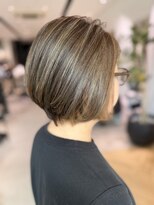 ステア ケース(stair case)&nbsp;ハイライトで脱白髪ぼかし ショート　30代40代50代