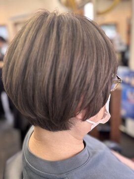 ピックアップ(Pick UP) グレイカラー 白髪ぼかし ショートヘア 大人女性