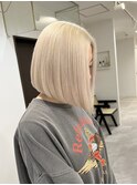 ボブ/ホワイトブロンド/ダブルカラー/ハイトーン/切りっぱなし