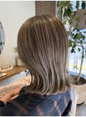 ハイライトをプラスした、大人の切りっぱなしボブ